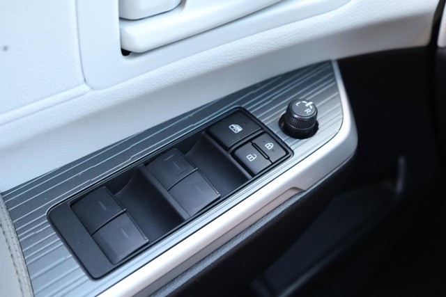 Toyota Sienna Vehicle Full-screen Gallery Image 19