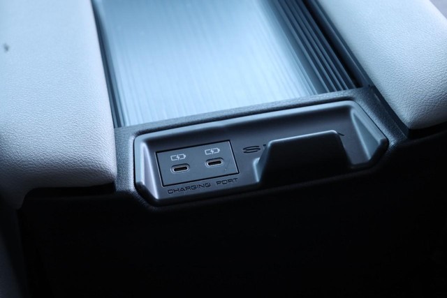 Toyota Sienna Vehicle Full-screen Gallery Image 24