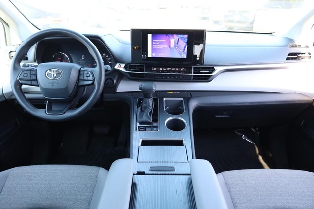 Toyota Sienna Vehicle Full-screen Gallery Image 25
