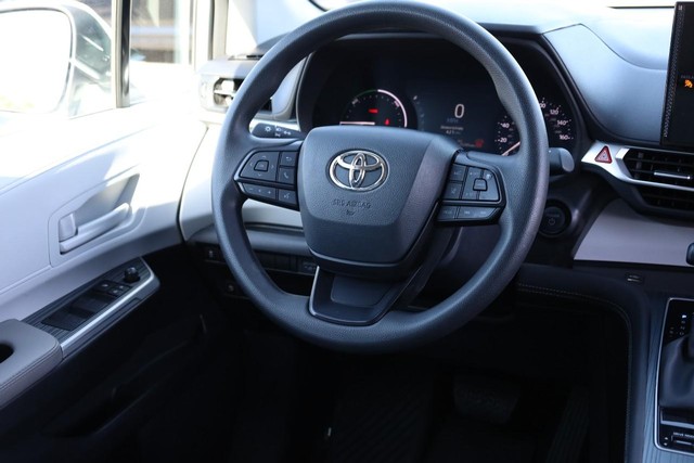 Toyota Sienna Vehicle Full-screen Gallery Image 26