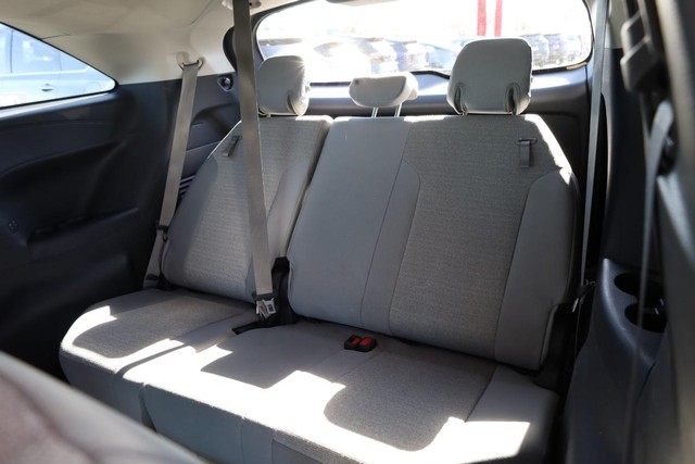 Toyota Sienna Vehicle Full-screen Gallery Image 27