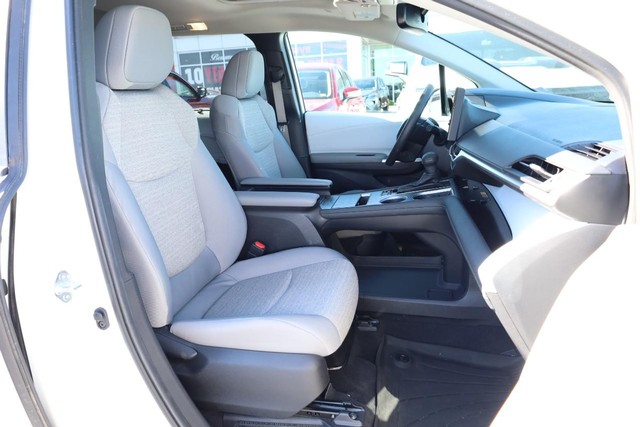 Toyota Sienna Vehicle Full-screen Gallery Image 28