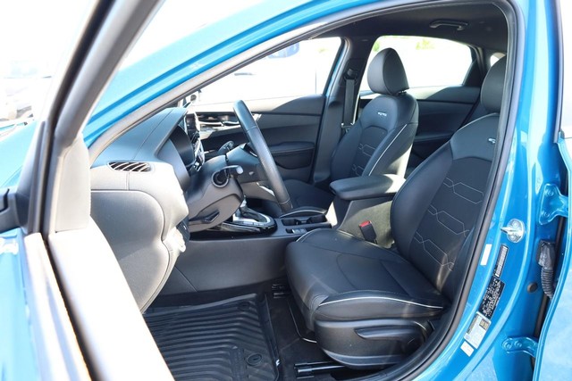 Kia Forte Vehicle Full-screen Gallery Image 8