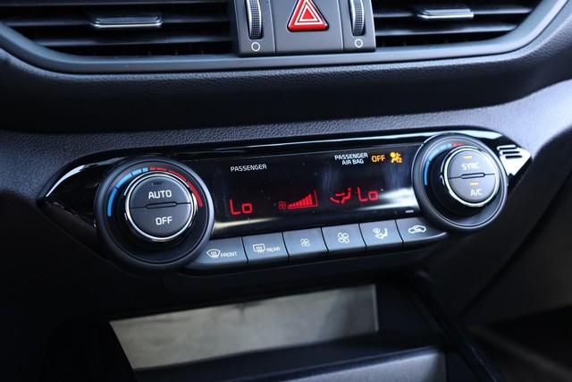 Kia Forte Vehicle Full-screen Gallery Image 14