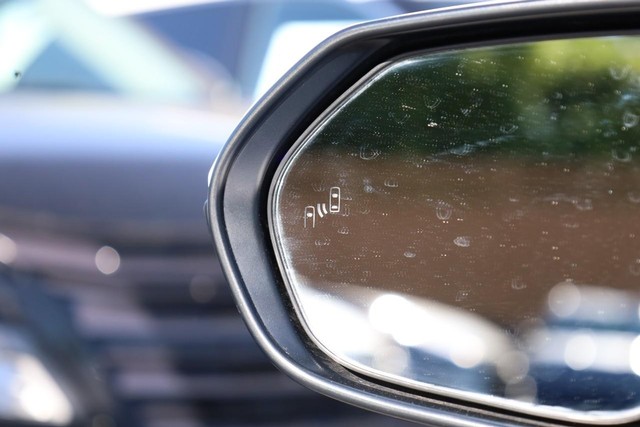 Toyota Corolla Vehicle Full-screen Gallery Image 19