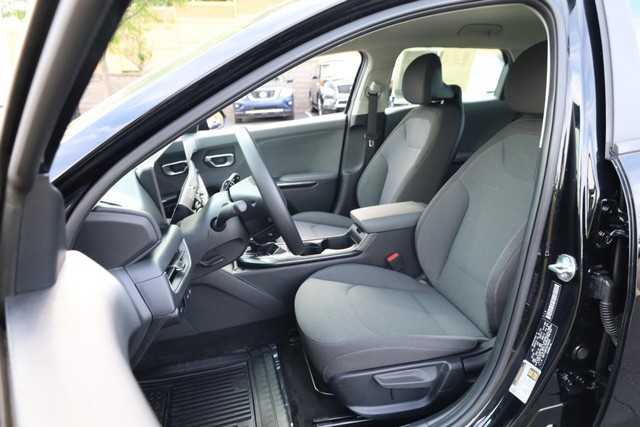 2025 Kia K4 LXS - Photo 8