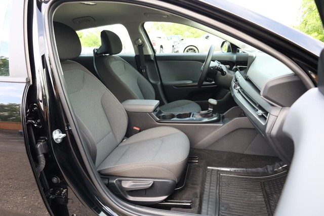 2025 Kia K4 LXS - Photo 24