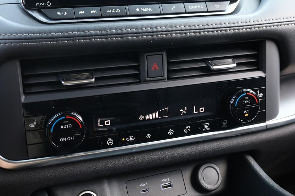 Nissan Rogue Vehicle Image 15