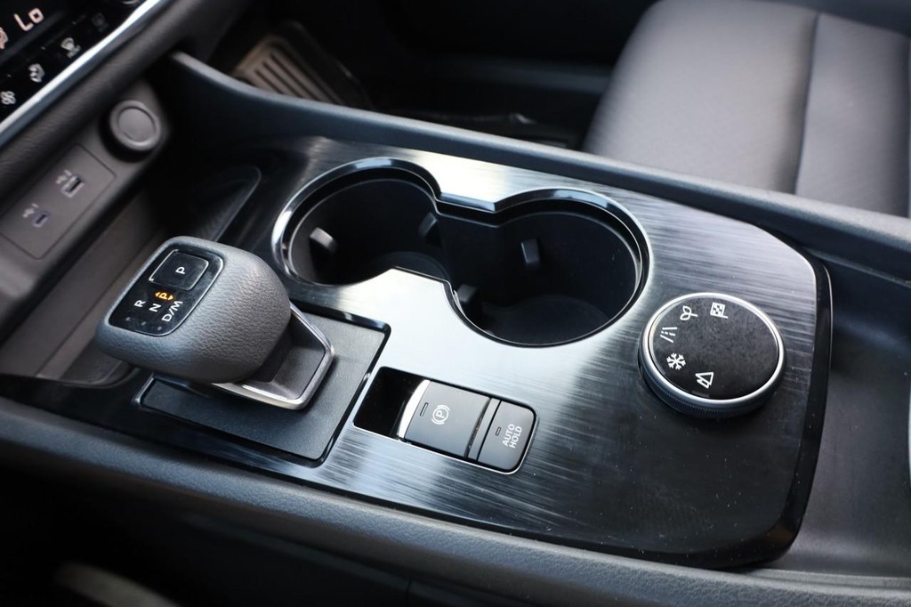 Nissan Rogue Vehicle Image 17