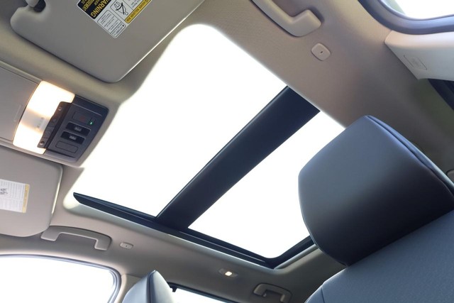 Nissan Rogue Vehicle Image 09