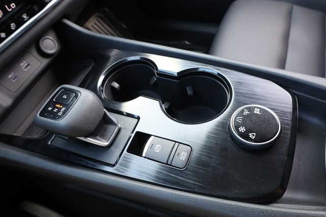 Nissan Rogue Vehicle Image 17