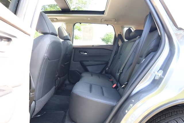 Nissan Rogue Vehicle Image 22