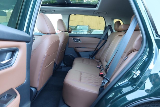 Nissan Rogue Vehicle Image 24