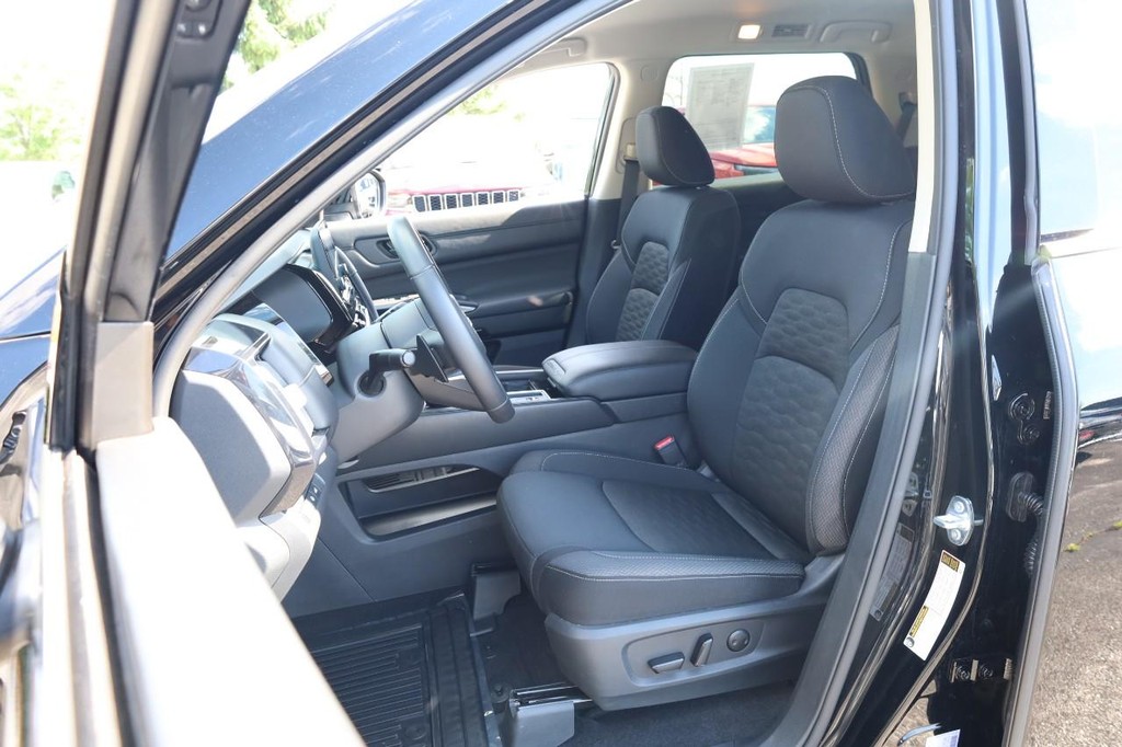 Nissan Pathfinder Vehicle Full-screen Gallery Image 10