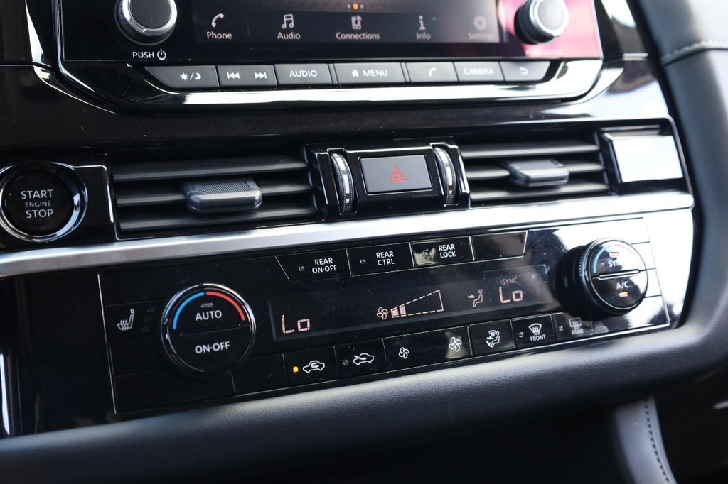 Nissan Pathfinder Vehicle Full-screen Gallery Image 15