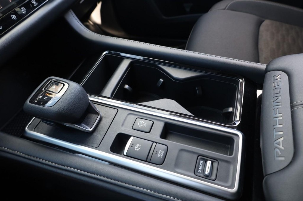 Nissan Pathfinder Vehicle Full-screen Gallery Image 17