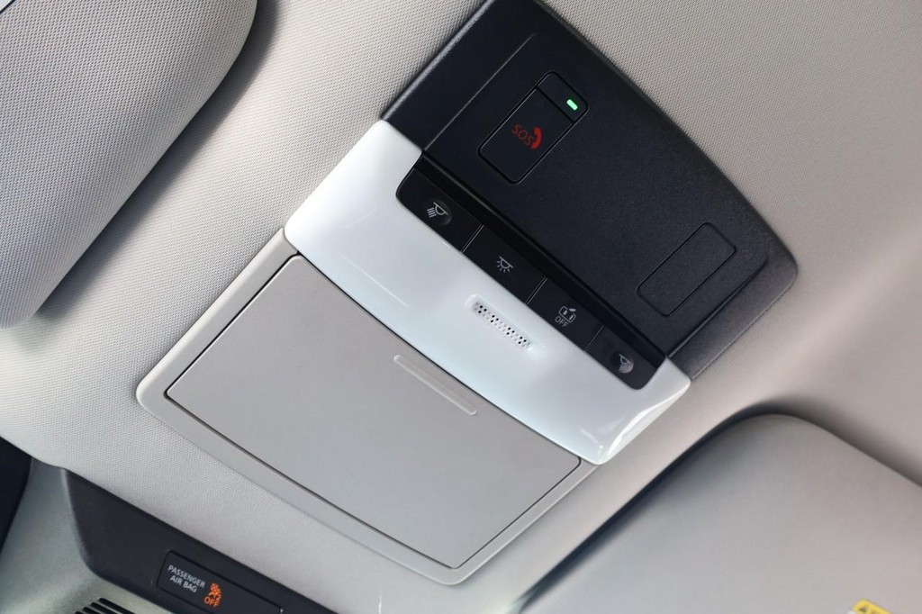 Nissan Pathfinder Vehicle Full-screen Gallery Image 18