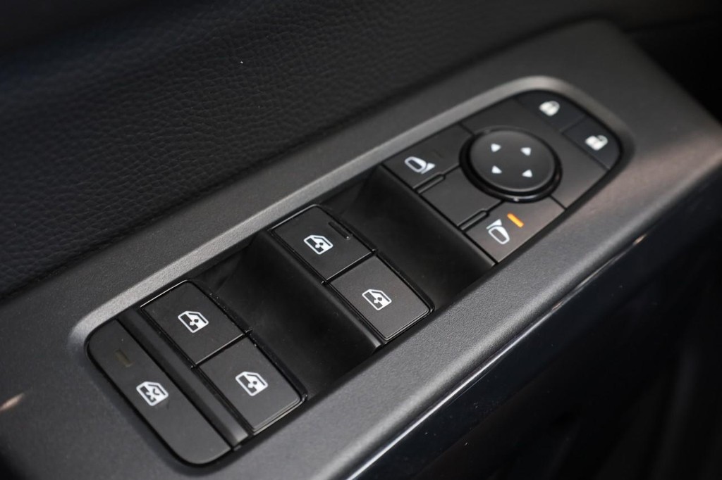 Nissan Pathfinder Vehicle Full-screen Gallery Image 19