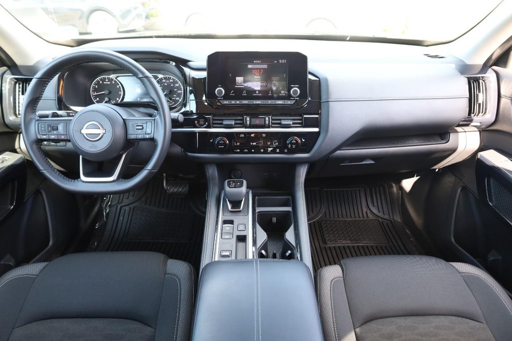 Nissan Pathfinder Vehicle Full-screen Gallery Image 24