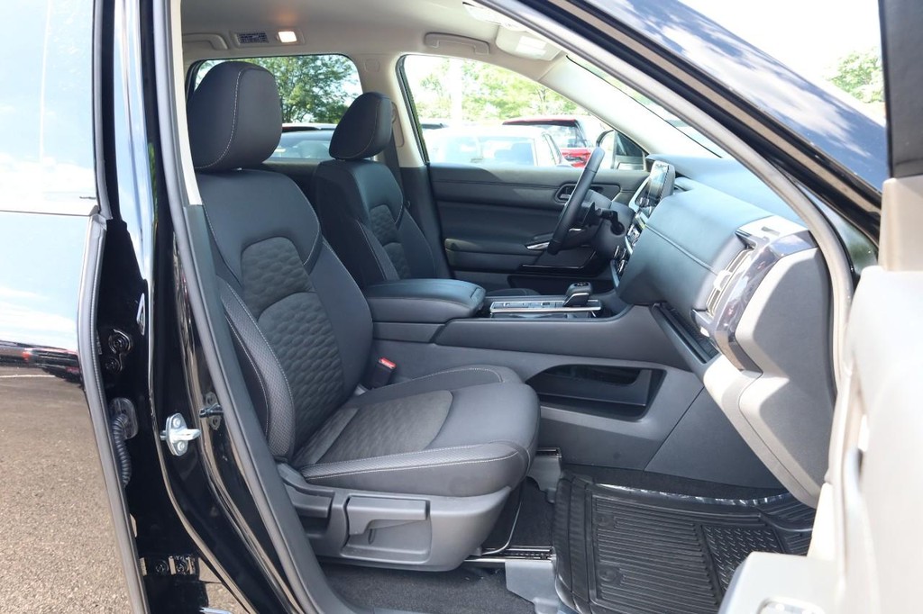 Nissan Pathfinder Vehicle Full-screen Gallery Image 27