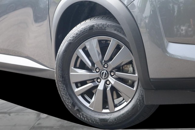 Nissan Pathfinder Vehicle Full-screen Gallery Image 3