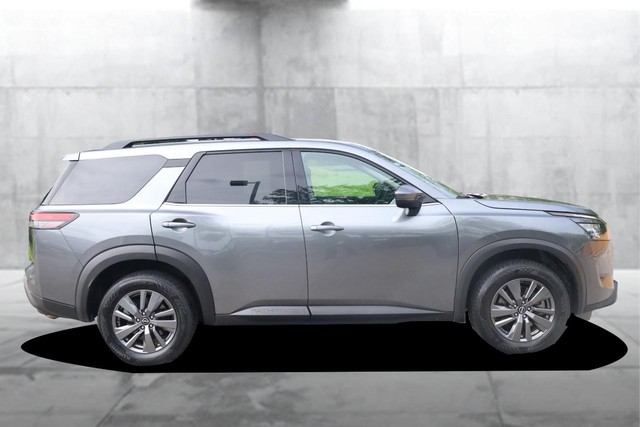Nissan Pathfinder Vehicle Full-screen Gallery Image 5