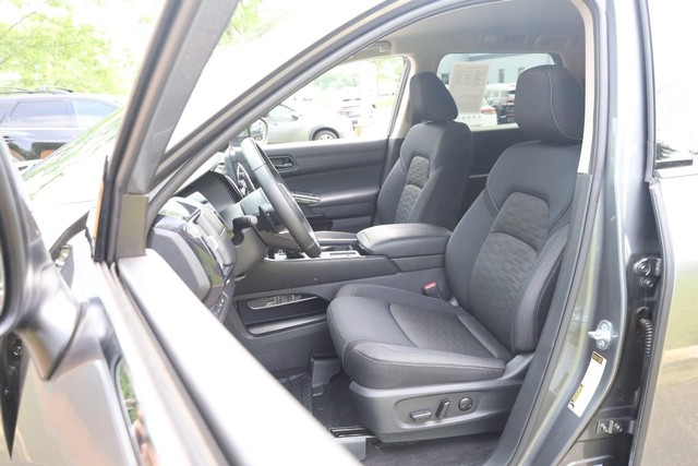 Nissan Pathfinder Vehicle Full-screen Gallery Image 10