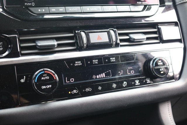 Nissan Pathfinder Vehicle Full-screen Gallery Image 15