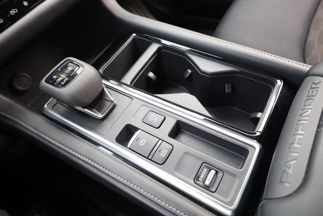 Nissan Pathfinder Vehicle Full-screen Gallery Image 17