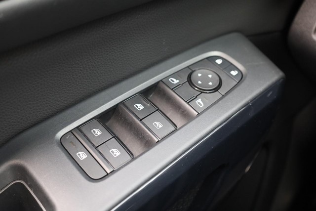 Nissan Pathfinder Vehicle Full-screen Gallery Image 19