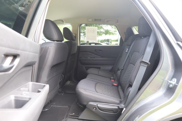 Nissan Pathfinder Vehicle Full-screen Gallery Image 22