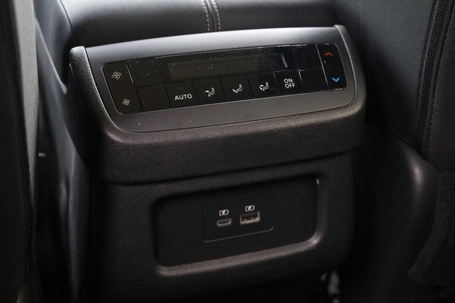 Nissan Pathfinder Vehicle Full-screen Gallery Image 23