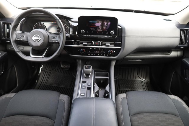 Nissan Pathfinder Vehicle Full-screen Gallery Image 24