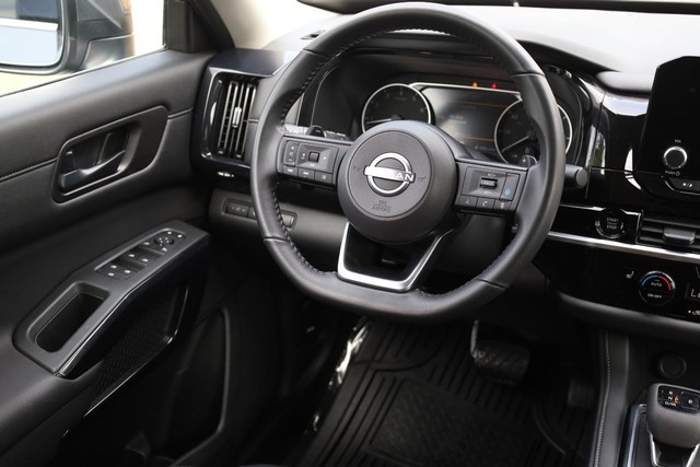 Nissan Pathfinder Vehicle Full-screen Gallery Image 25
