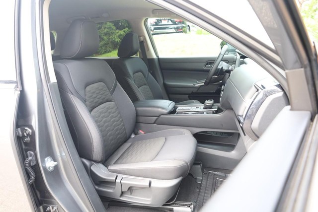 Nissan Pathfinder Vehicle Full-screen Gallery Image 27