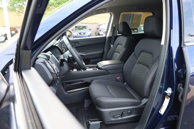 Nissan Pathfinder Vehicle Full-screen Gallery Image 10