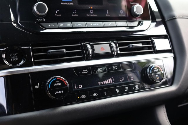 Nissan Pathfinder Vehicle Full-screen Gallery Image 15