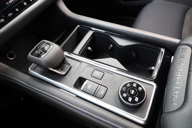 Nissan Pathfinder Vehicle Full-screen Gallery Image 17