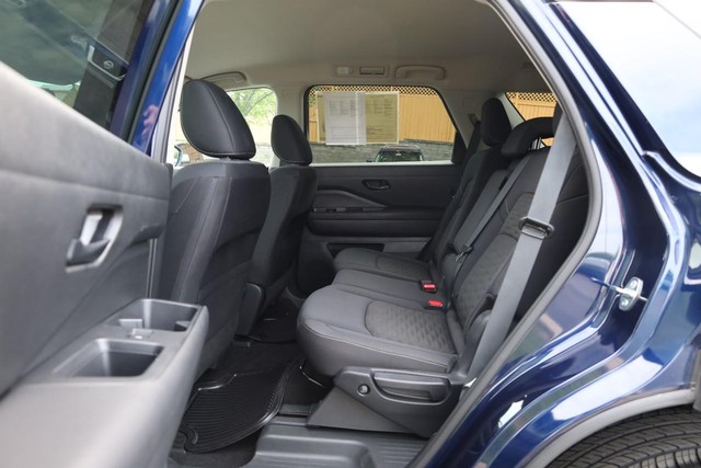 Nissan Pathfinder Vehicle Full-screen Gallery Image 22