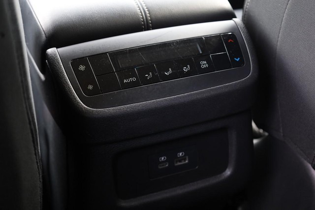 Nissan Pathfinder Vehicle Full-screen Gallery Image 23