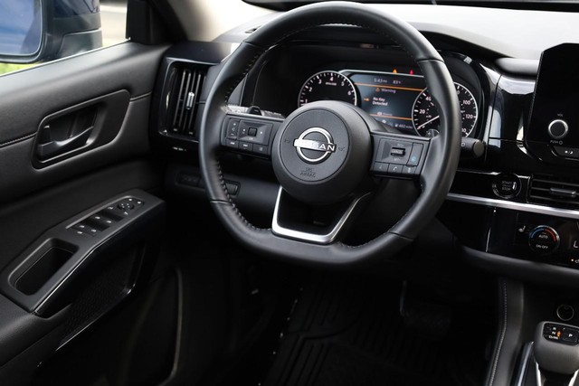 Nissan Pathfinder Vehicle Full-screen Gallery Image 25