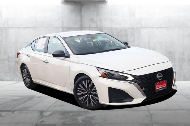 Nissan Altima Vehicle Full-screen Gallery Image 2