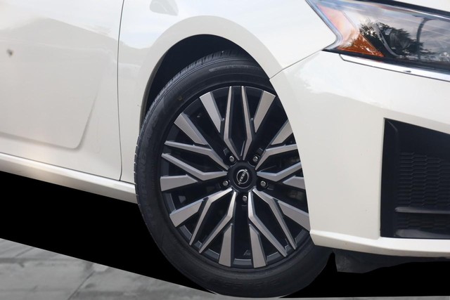 Nissan Altima Vehicle Full-screen Gallery Image 3