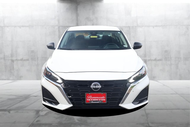 Nissan Altima Vehicle Full-screen Gallery Image 4