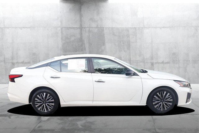 Nissan Altima Vehicle Full-screen Gallery Image 5
