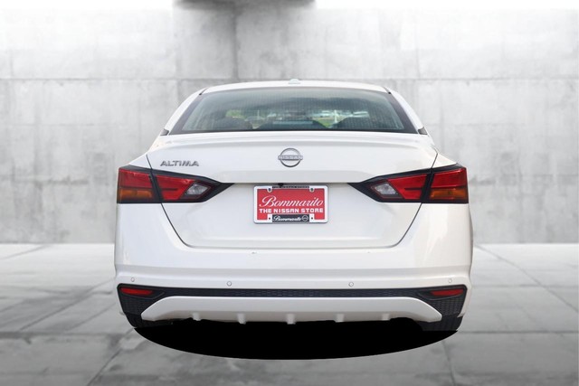 Nissan Altima Vehicle Full-screen Gallery Image 6