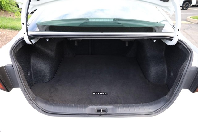 Nissan Altima Vehicle Full-screen Gallery Image 7