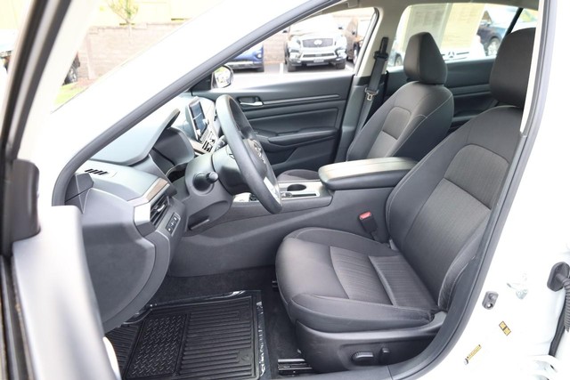 Nissan Altima Vehicle Full-screen Gallery Image 8