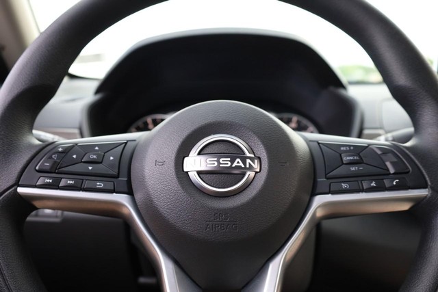 Nissan Altima Vehicle Full-screen Gallery Image 9