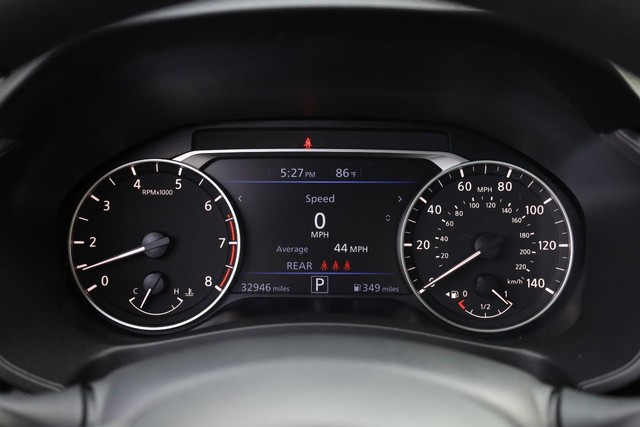 Nissan Altima Vehicle Full-screen Gallery Image 10
